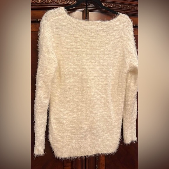 Yaira Sz Med White Fuzzy Sweater - Picture 5 of 5